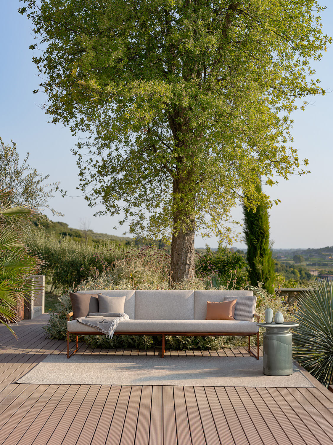 Exceptional Atmosphera Pipe sofa with warm terracotta epoxy-coated steel and hand-woven light grey acrylic cord backrest crafted with teak armrests