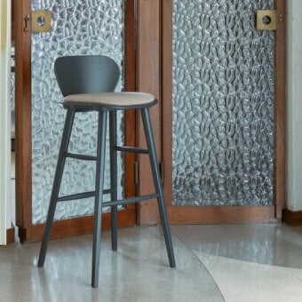 Elegant Billiani Edelweiss bar stool crafted in thin plywood with a matte dark gray finish and textured light beige upholstery
