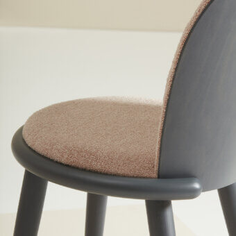 Distinguished Billiani Veretta dining chair with curved beechwood frame and rose-beige textured textile upholstery in a smooth, dark gray finish