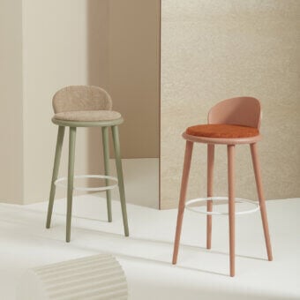 Elegant Billiani Veretta bar stool with a curved solid beechwood frame and neutral patterned textile seat