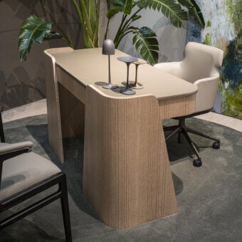 Exceptional Carpanelli Shape desk crafted in light brown eucalyptus wood with a satin finish and luxurious leather surface
