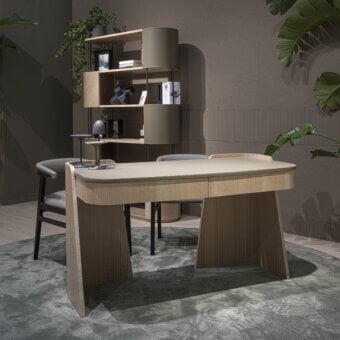 Elegant Carpanelli Shape desk crafted in neutral beige leather and fine eucalyptus wood with a satin finish