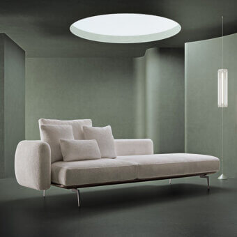 Exceptional Carpanelli Sirio sectional in woven beige textile with textured armrests and satin-finish metal legs