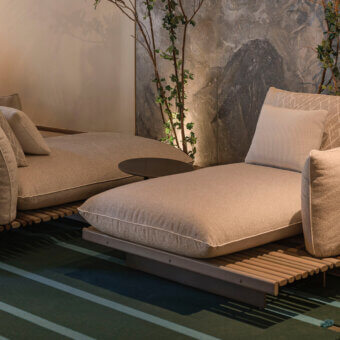Elegant Giorgetti Apsara chaise lounge built with carob powder-coated aluminum, Afrormosia wooden slats, and neutral beige upholstery