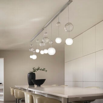 Distinguished Vistosi Oto Linear Suspension Lamp handcrafted in clear and opaque white Murano glass with satin silver-gray metal