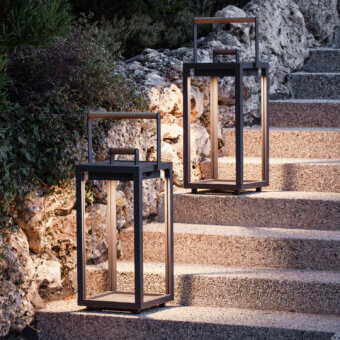 Elegant Atmosphera Alba floor lamp with aluminum and natural Teak, crafted in a matte dark gray finish