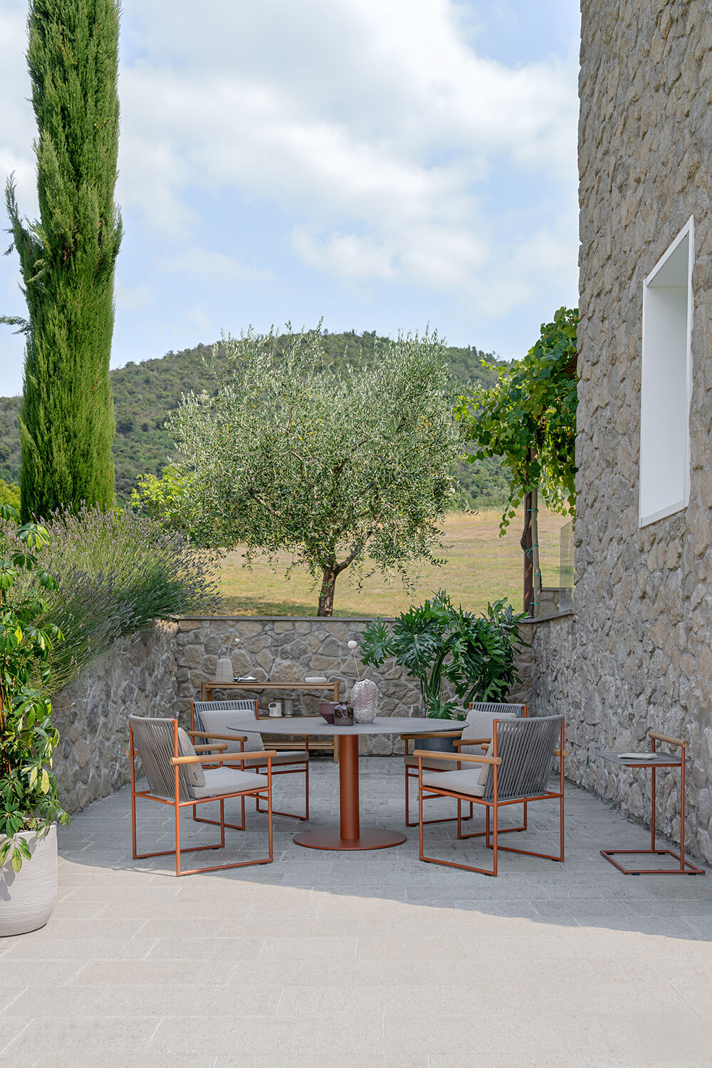 Elegant Atmosphera Arena round table with durable gres and terracotta finished metal base