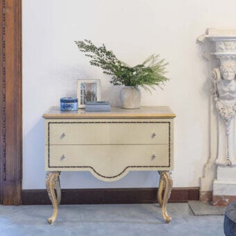 25-1022 Chest of Drawers