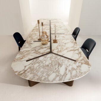 Sophisticated Laurameroni Infinity table with oval veined marble, burnished brass inlay and Lacca 61 ribbed metal base
