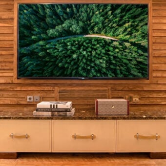 Distinguished Vèlle Milano Géant sideboard with mottled brown marble top, cream leather-wrapped drawers and gold-toned handles