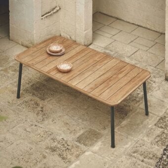 Luxury Unopiù Versilia extendable table featuring warm teak tabletop, smooth matte finish, and dark aluminium structure