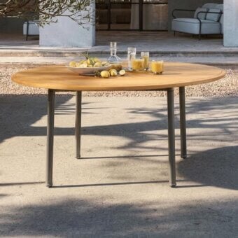Luxury Unopiù Versilia table with warm light brown solid teak top, matte finish and contrasting dark grey aluminium base