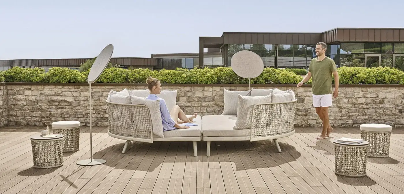 Superior Varaschin Emma daybed with woven light beige material, curvilinear design and plush cushions