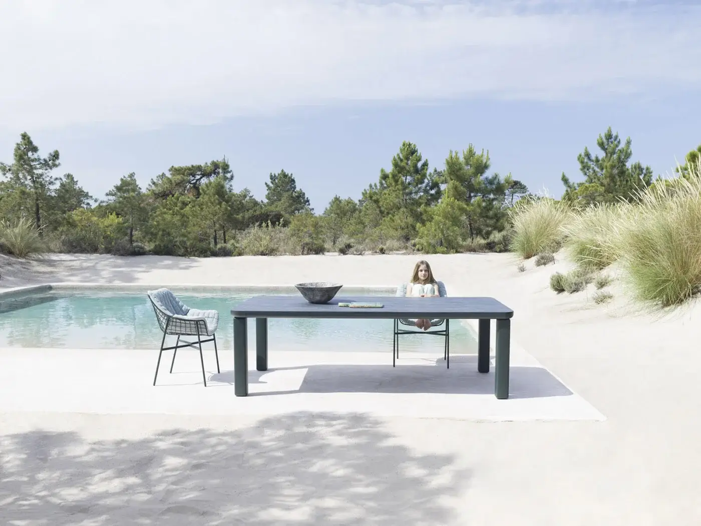 Superior Varaschin Customade table with dark gray aluminum structure and matching ceramic top crafted in Italy