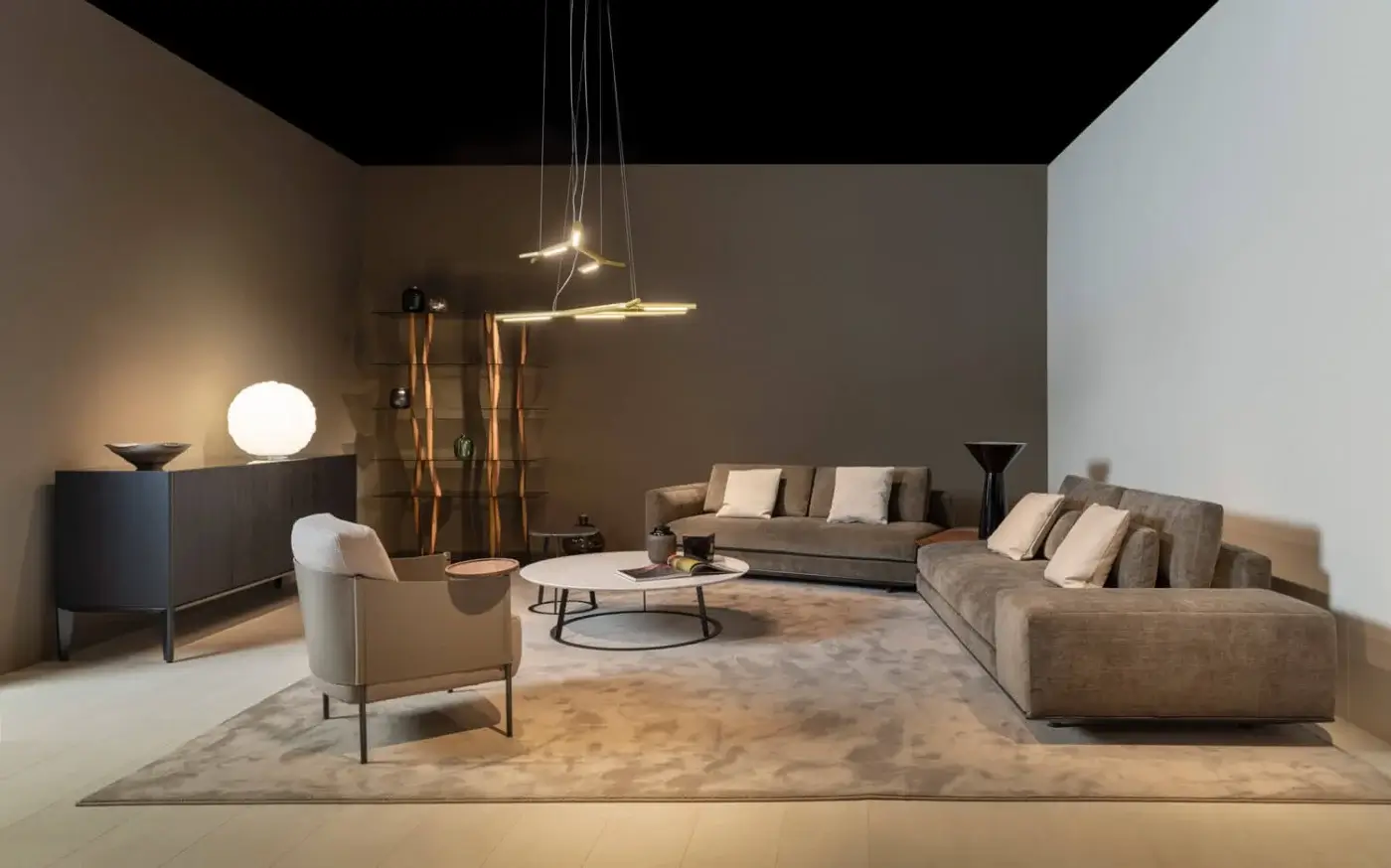 Exceptional Horm Aira suspension lamp with a gold painted brass frame exhibiting a striking linear silhouette in warm tones