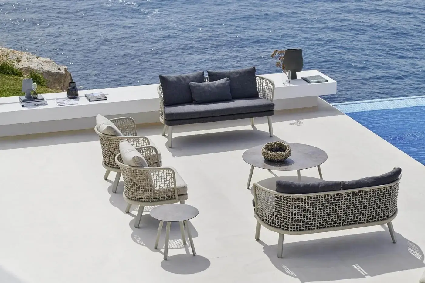Superior Varaschin Emma coffee table with round gray top and slender aluminum legs in matte finish