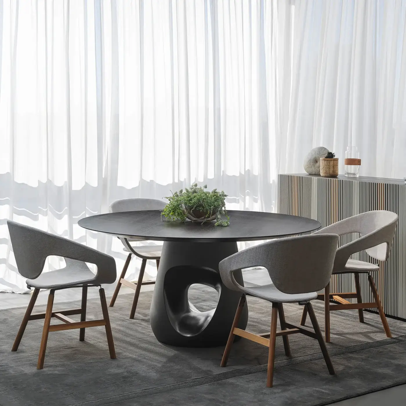 Exceptional Horm Carlos sideboard with light gray matte lacquered wood veneer and transparent tempered glass shelves