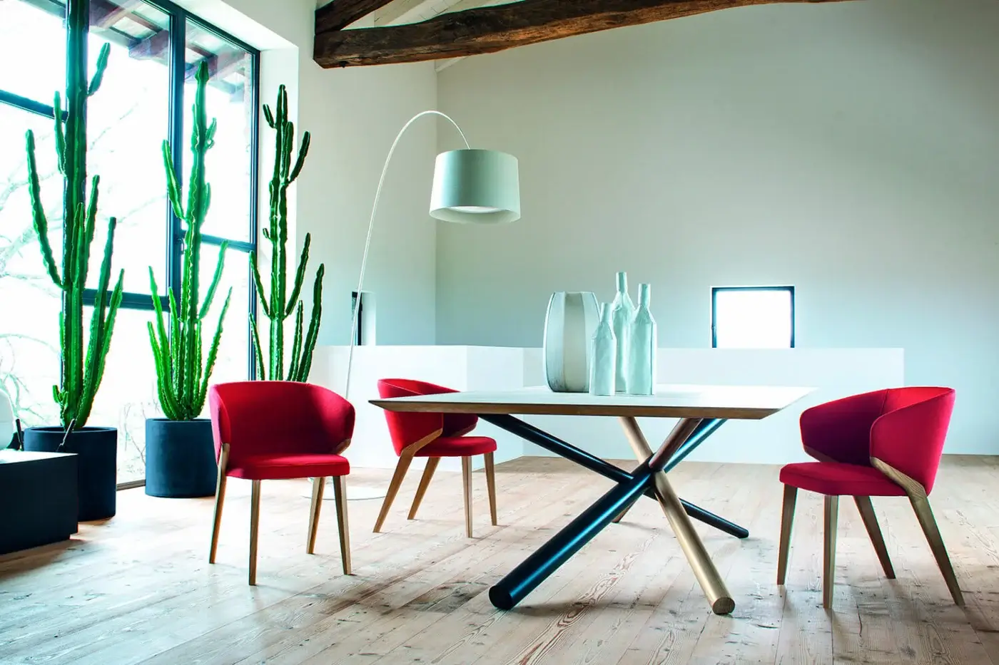 Elegant Bross Nora armchair with curved red fabric upholstery and smooth wood legs