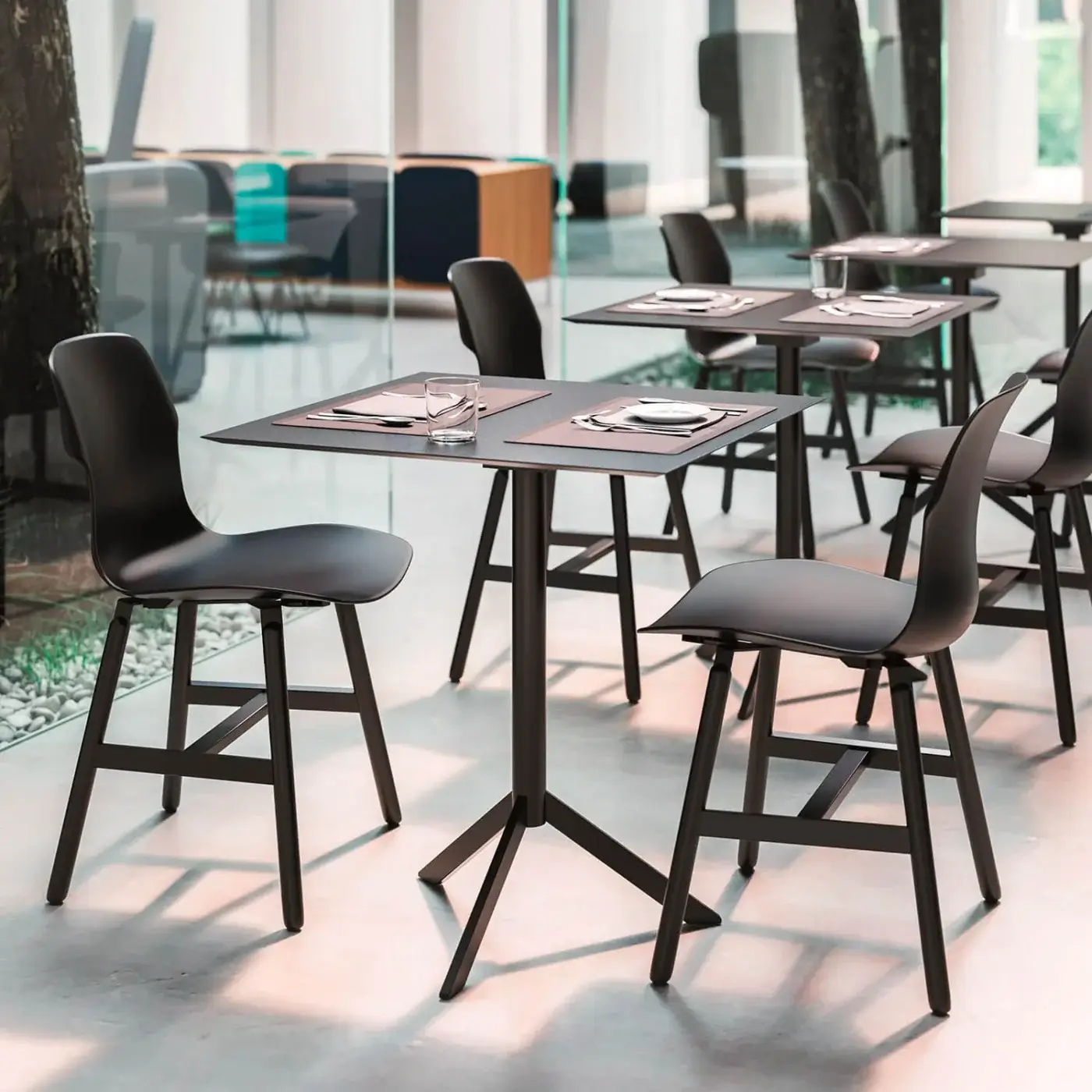 Superior Casamania Stereo chair with open design in matte black metal and curved seat back