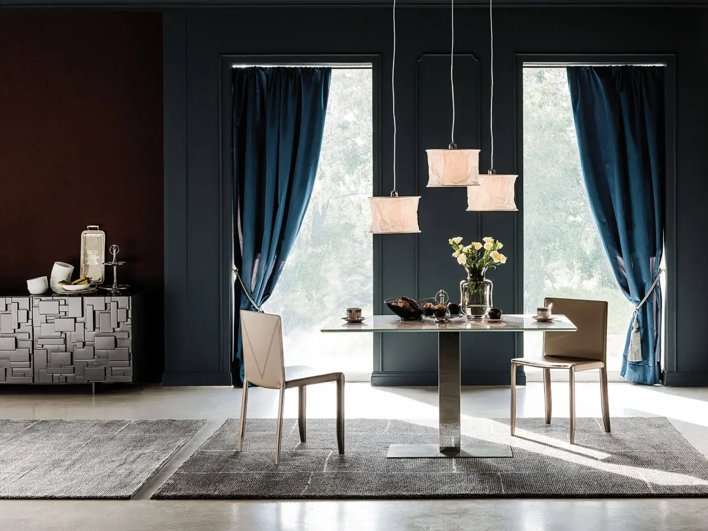 Elegant Cattelan Italia Elvis Keramik table with transparent glass top and dark-toned metallic pedestal base crafted in Italy