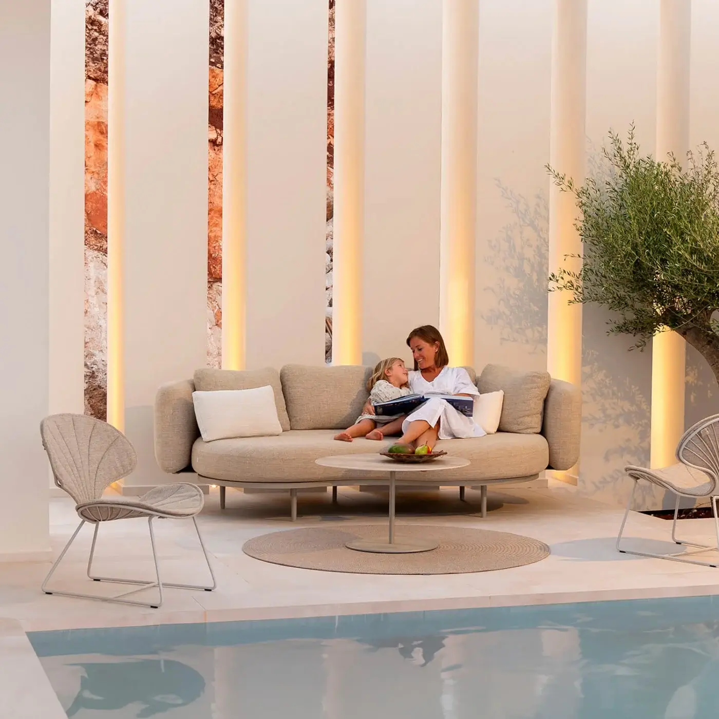 Exceptional Royal Botania Organix lounge sofa with kidney-shaped seating and matte light beige textile upholstery built on an aluminum base