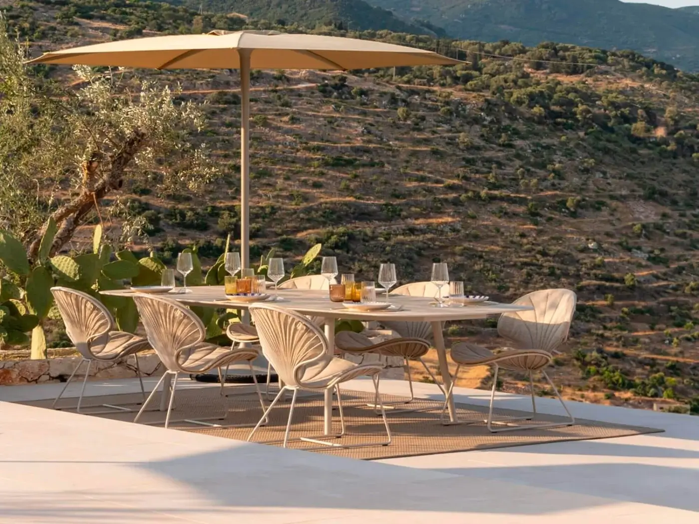 Exceptional Royal Botania Palma umbrella with organically shaped ribs and a Cappuccino textile Cat A cover, built with a matching aluminum pole