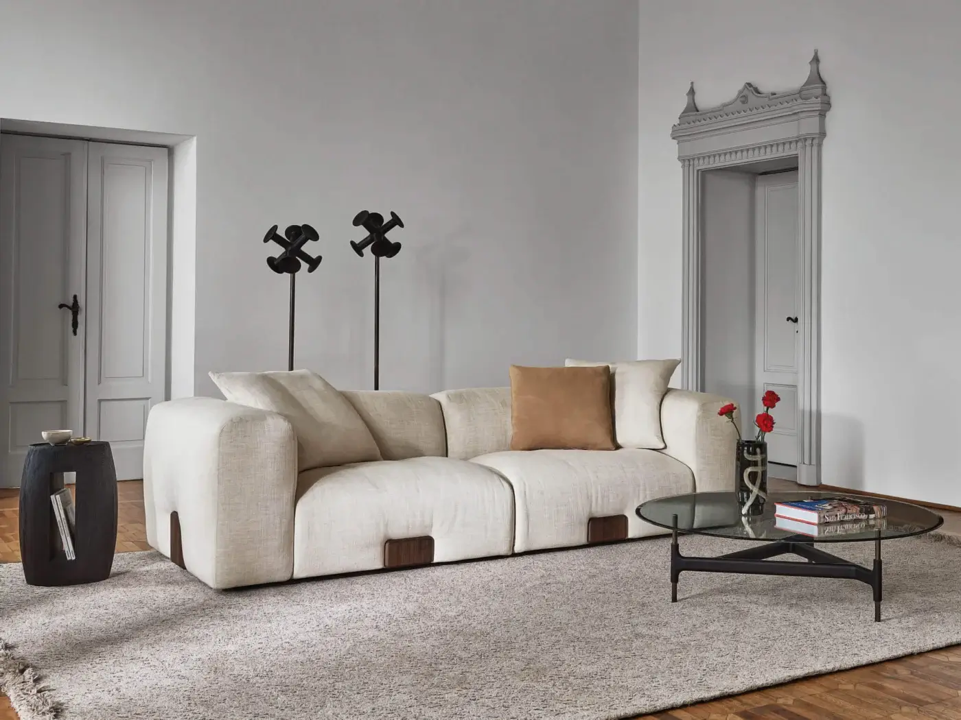 Exceptional Porada Koji sofa with low wide organically shaped form upholstered in off-white woven fabric and Canaletta walnut base