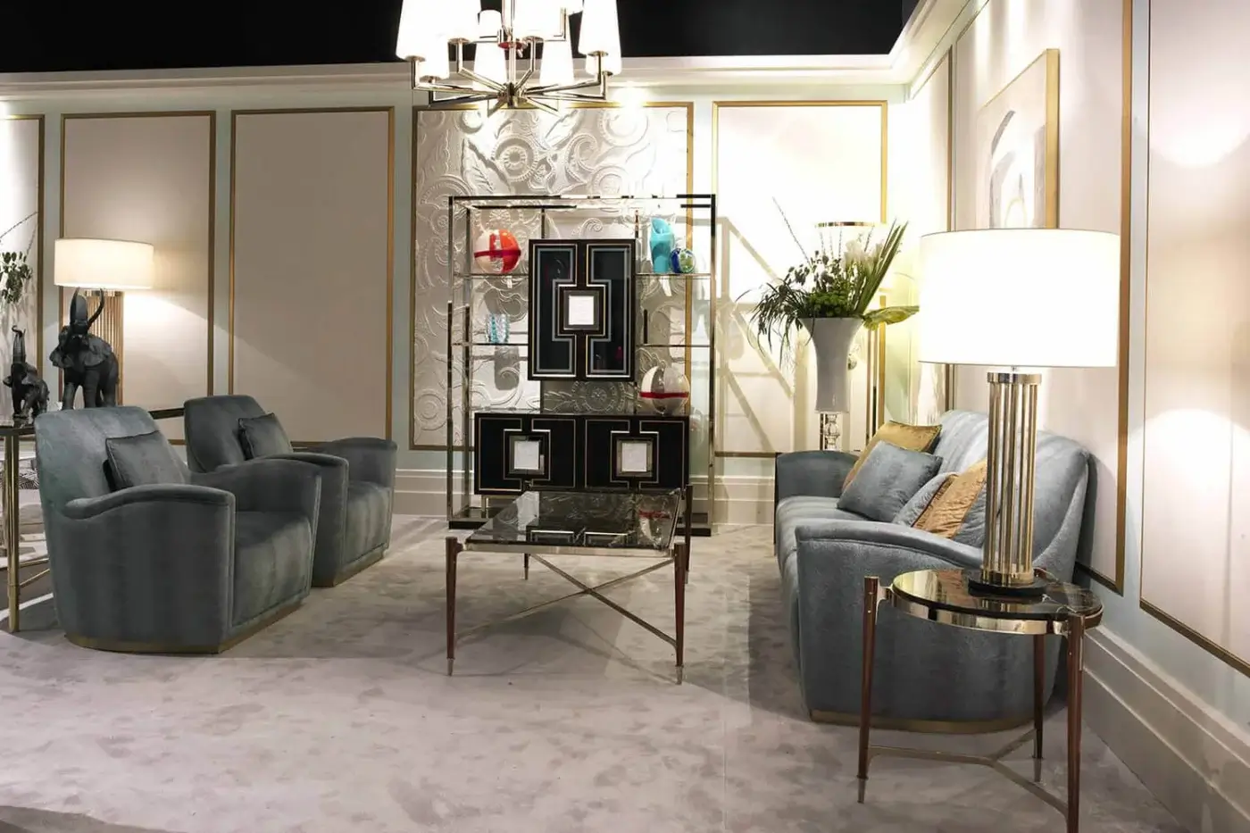 Distinguished Zanaboni T156/R coffee table with a black marble top, brilliant gold finish and elegant rosewood legs