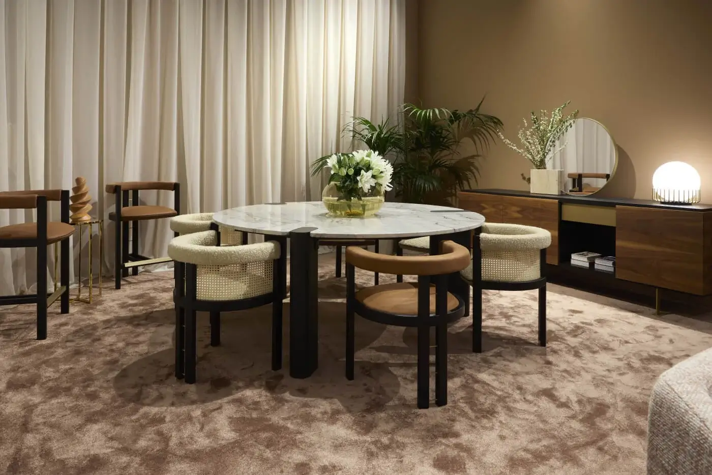 Distinguished Black Tie Amoris table crafted in white and grey veined marble and quartzite with a dark matte finish