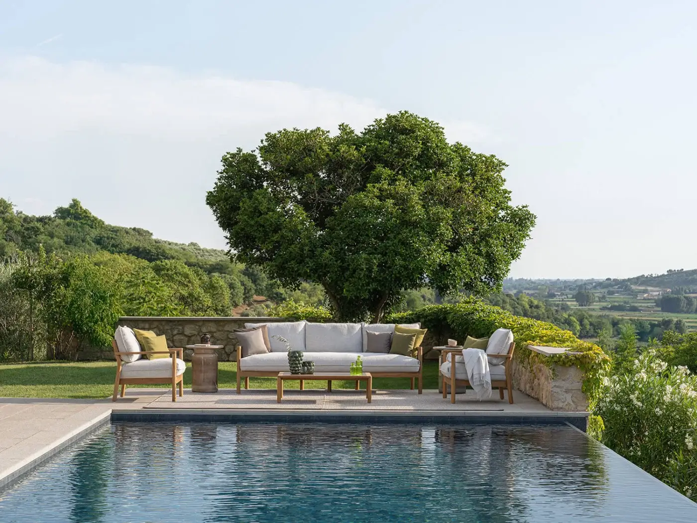 Exceptional Atmosphera Panama sofa with solid teak structure, neutral beige upholstery and satin finish