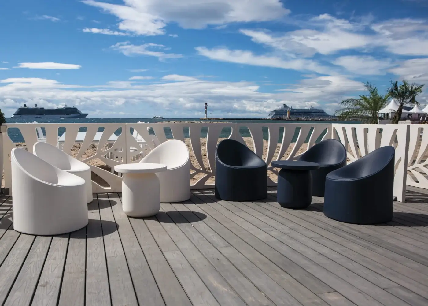 Superior Serralunga Kentia Panel Divider crafted in white recyclable LLDPE with a smooth matte finish