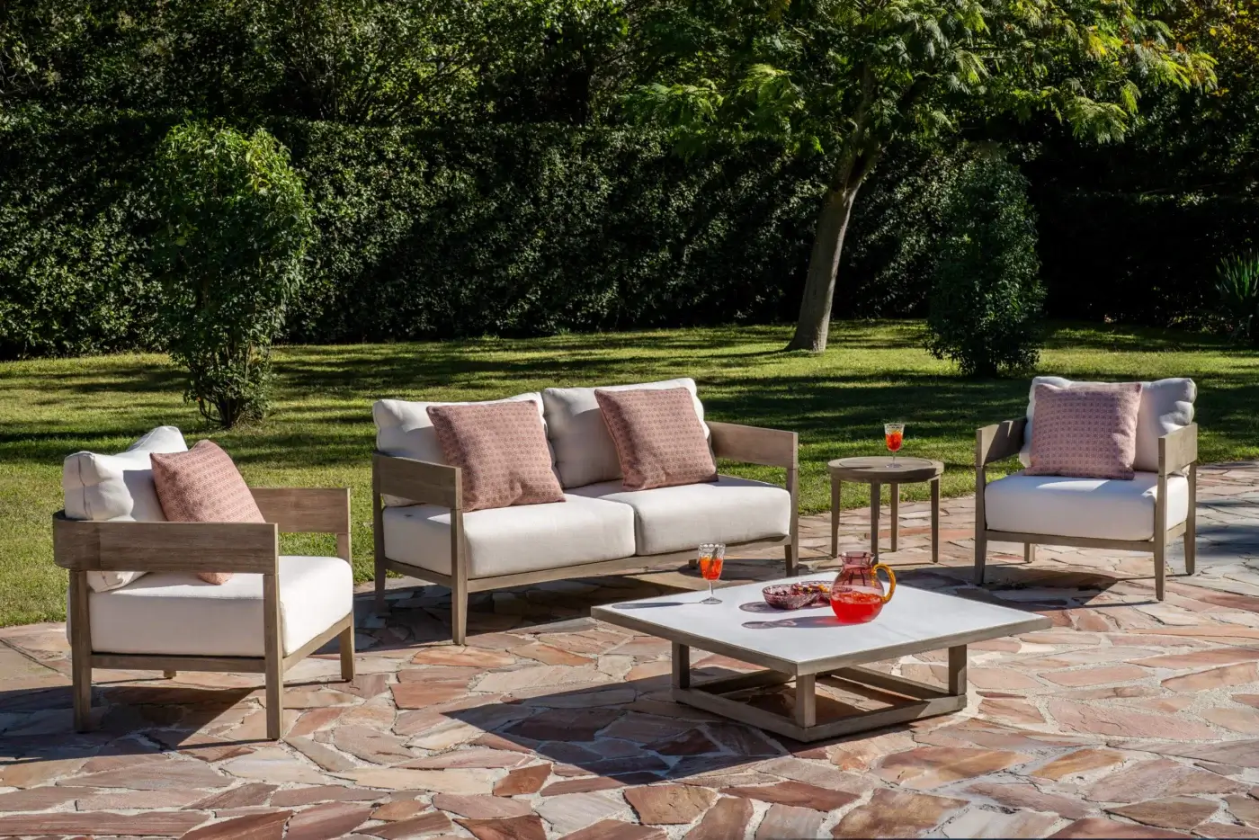 Elegant Braid Feeling sofa with teak structure finished in muted greyish-brown, wooden frame and cream upholstery, surfaces