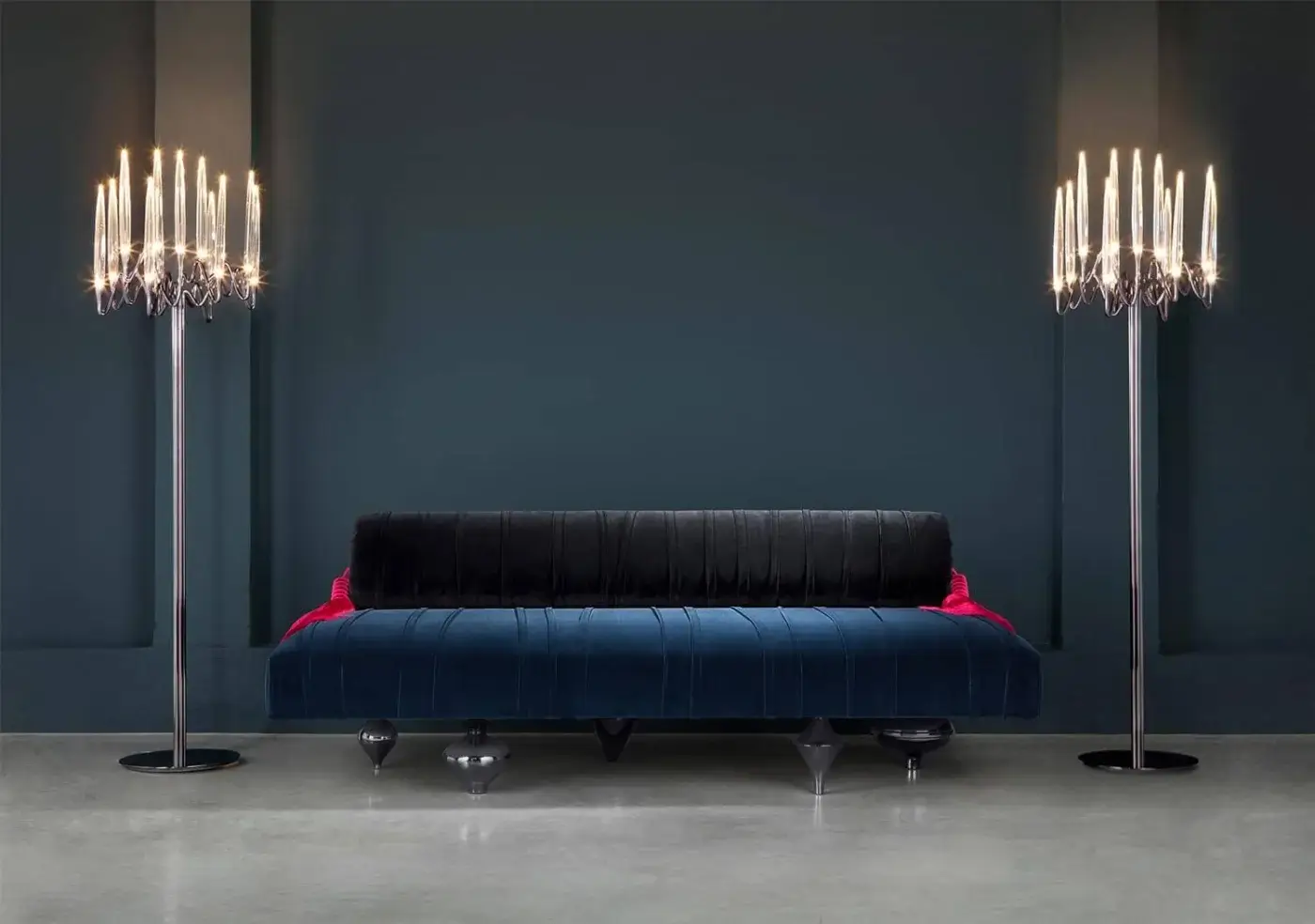 Elegant Il Pezzo 1 chaise lounge upholstered in deep blue textile with a black pleated backrest and sand brass casting legs with dark gray finish