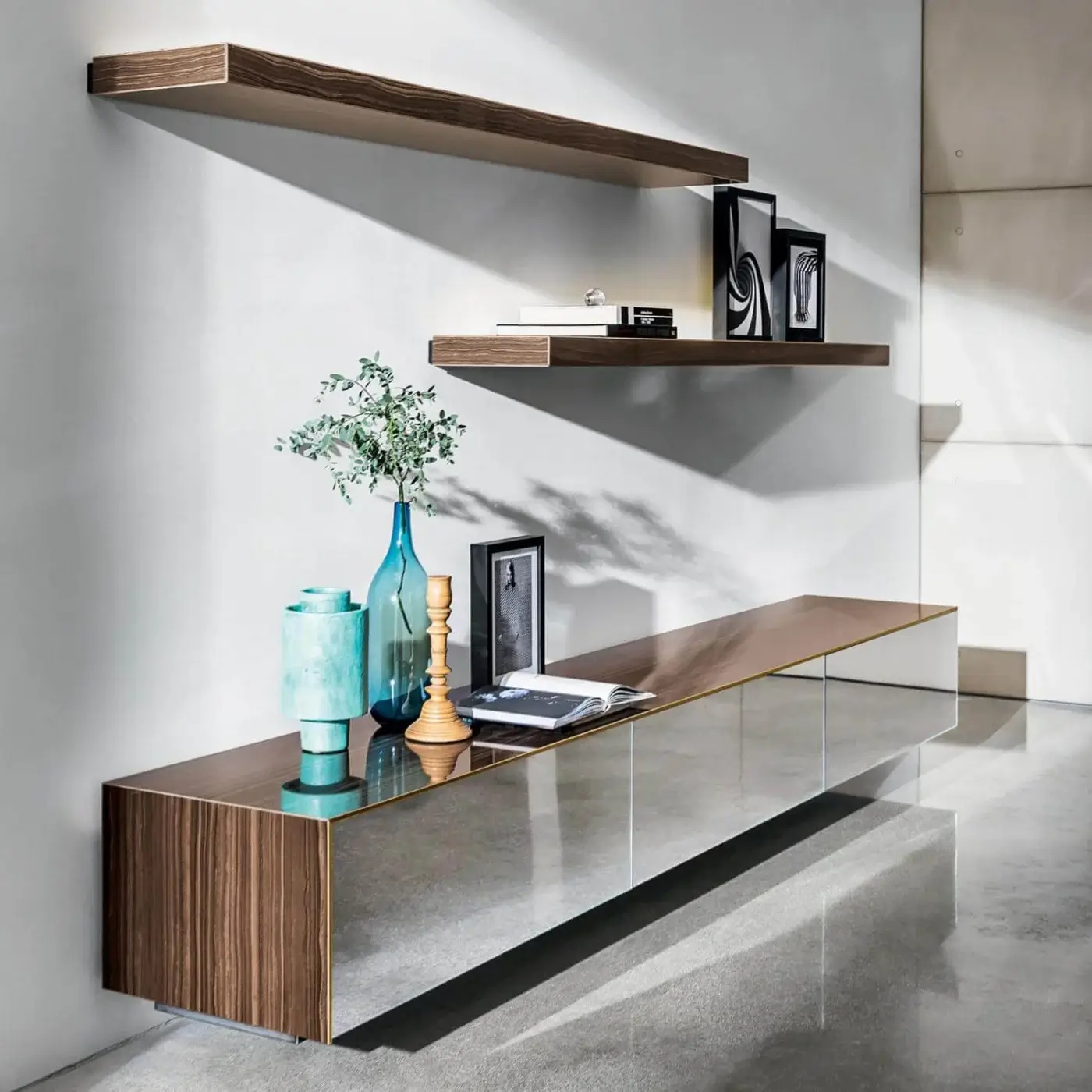 Superior Sovet Italia Magda shelf with a warm brown ceramic cover and reflective steel structure
