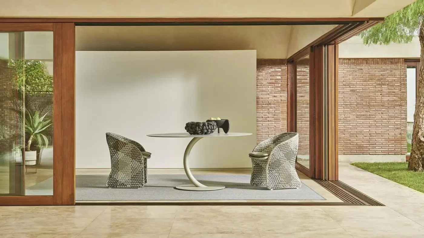 Elegant Varaschin Flexion table with light grey HPL tabletop and powder-coated steel base built for outdoor use