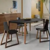 Elegant Horm Tango table with sleek black Fenix tabletop and sinuously shaped walnut-toned wooden legs crafted in Italy