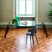 Distinguished Bross Beleos table with transparent extra clear glass top and dark-toned wood legs crafted with a stained or varnished finish