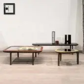 Elegant Cierre1972 Edge coffee table with reddish-brown leather framing a glass top and varnished wooden legs built with subtle piping