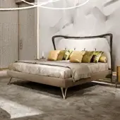 Distinguished BelMondo by Bellotti Ezio Crono bed with light brown leather upholstery and sculptural golden metal feet, built with a curved dark brown wooden frame