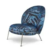 Single-seater chair, blue geometric fabric, rounded backrest, polished silver metal legs, modern design, studio shot, "puro blue" label.