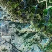Sicis Vetrite surface in green Solferino, mosaic of interlocking glass pieces with emerald, white, gray, and blue tones, crystalline texture.