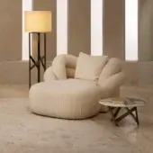 Lavish Rugiano Abbraccio chaise lounge built in textured light beige bouclé fabric with bronzed brass details