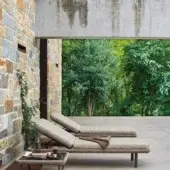 Refined Varaschin Babylon lounger with a low form and neutral beige woven textile crafted in painted aluminum