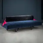 Distinguished Il Pezzo Mancante Il Pezzo 1 chaise lounge upholstered in deep blue velvet with glossy dark legs and bright pink accents