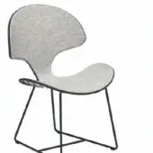 Dining chair, light gray linen upholstery, sculpted open backrest, matte black metal crisscross base, thin black trim edging.