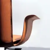Leather wing armchair by 4Mariani, brown sculpted design with vertical seam, curved backrest, and dark metal base.