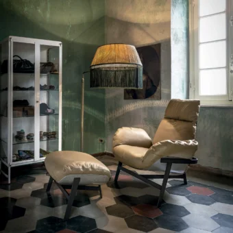 Distinguished Arketipo Jupiter Lite lounge chair with smooth light tan Pelle Leonardo leather and a visually distinct metal frame