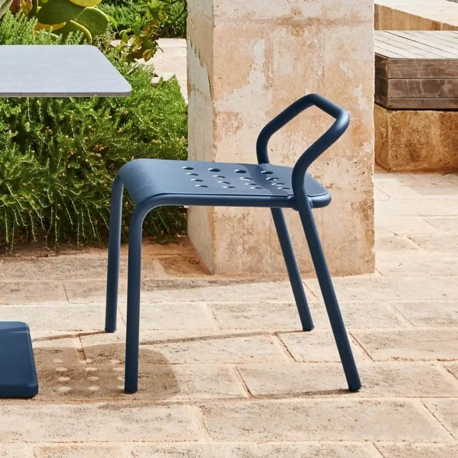 Sophisticated Varaschin Noss chair with curved lines in powder-coated aluminum and matte blue finish for outdoor use