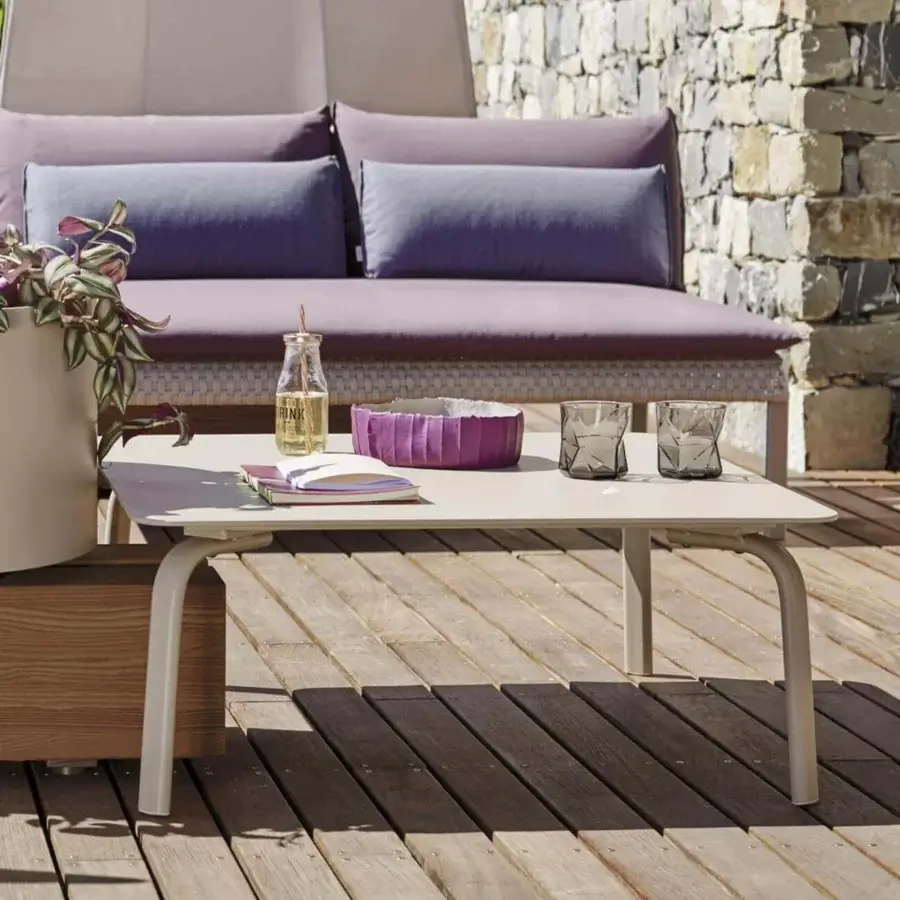 Elegant Roberti Rattan Key West coffee table with powder-coated aluminum and light beige Cipria finish boasts curved legs