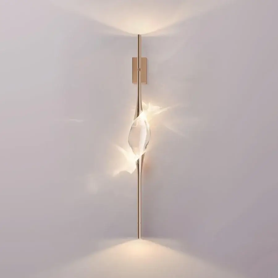 Superior Il Pezzo Mancante wall lamp with clear crystal diffuser and refined brass structure finished in gold